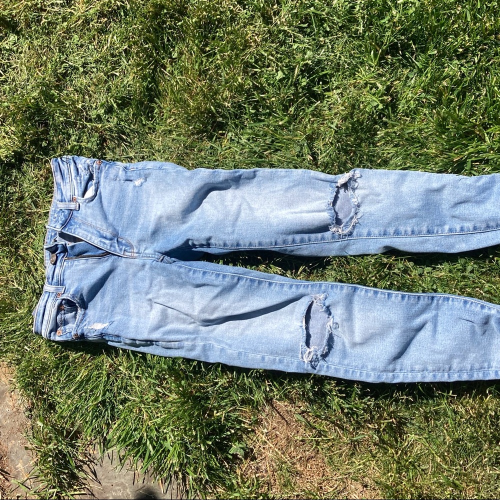 Blue distressed skinny jeans
